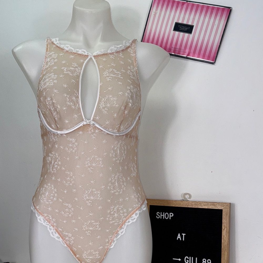 🔥Victoria's Secret Cream and White Lace Bodysuit Teddy Sz 32B NWT
